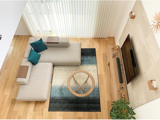 周りの家具で多く使われている色味や壁の色に近い色のソファ